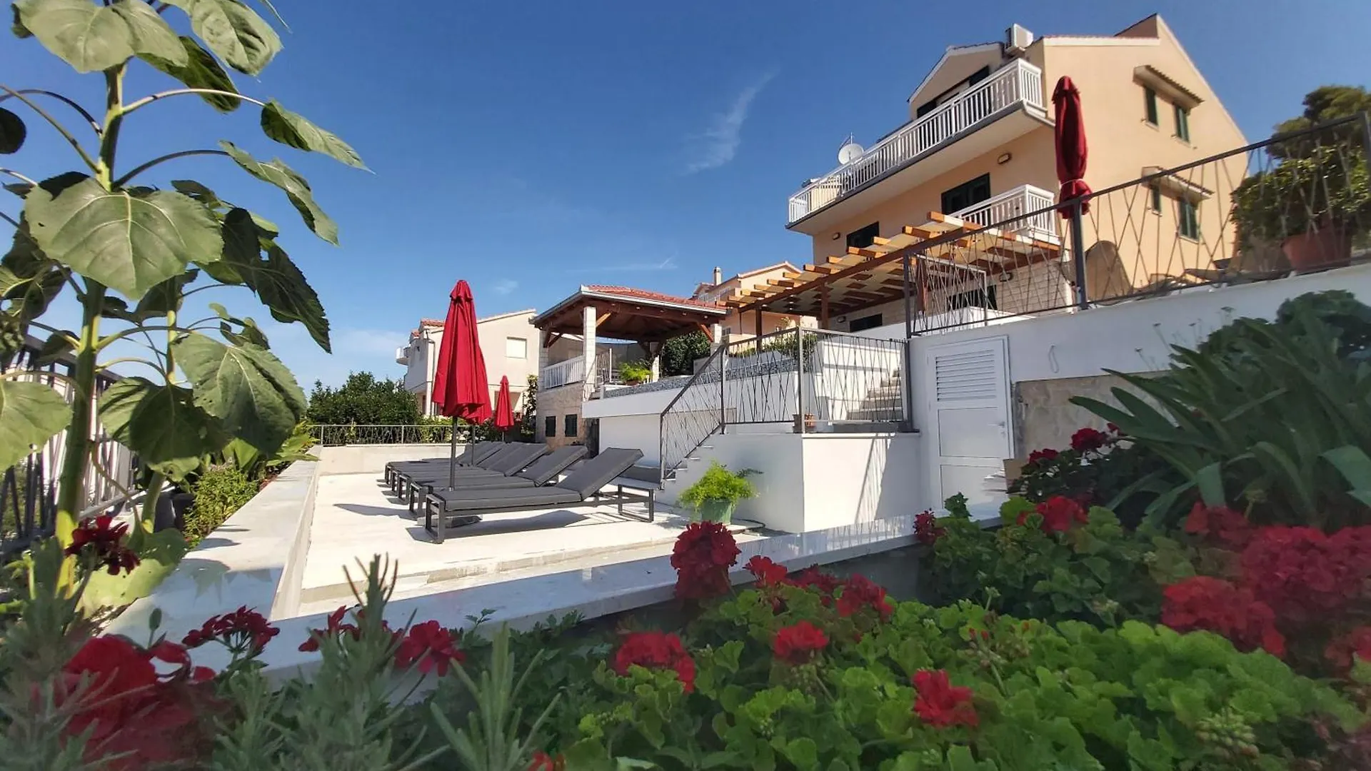 Apartments Zora تروغير
